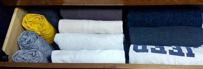 서랍 안에 옷을 넣을 때는 세로로 세워서 넣고 여유 공간을 둬 옷을 넣고 빼기 쉽게 해놔야 정리된 상태를 오래 유지할 수 있다. [사진 정리정돈은비움]