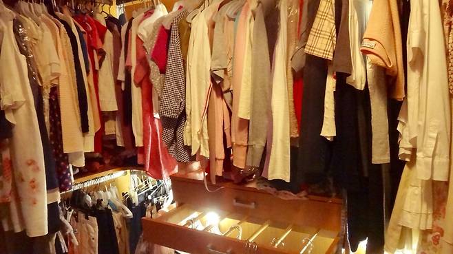 옷장 정리 전. 옷걸이에 분류없이 옷을 걸면 지저분해 보이고 찾기도 힘들다. [사진 정리정돈은 비움]