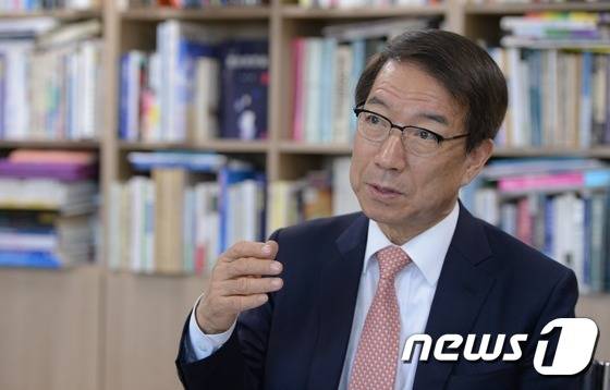 대선 출마를 선언한 정운찬 전 국무총리가 27일 오후 서울 관악구 동반성장연구소에서 뉴스1과 인터뷰를 하고 있다. 2017.27/뉴스1 © News1 이동원 기자