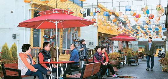 ‘전통등 거리’로 변신한 경기 파주 20포 마을. [사진 최정동 기자]