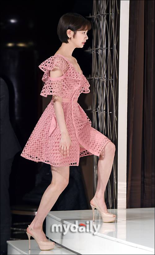 ▲ 정소민 '구멍 숭숭 난 원피스'