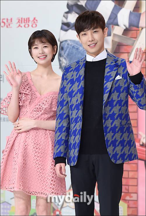 ▲ 정소민 '단추 다 풀어헤치고'