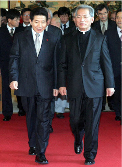 노무현 대통령과 송기인 신부. [동아일보]