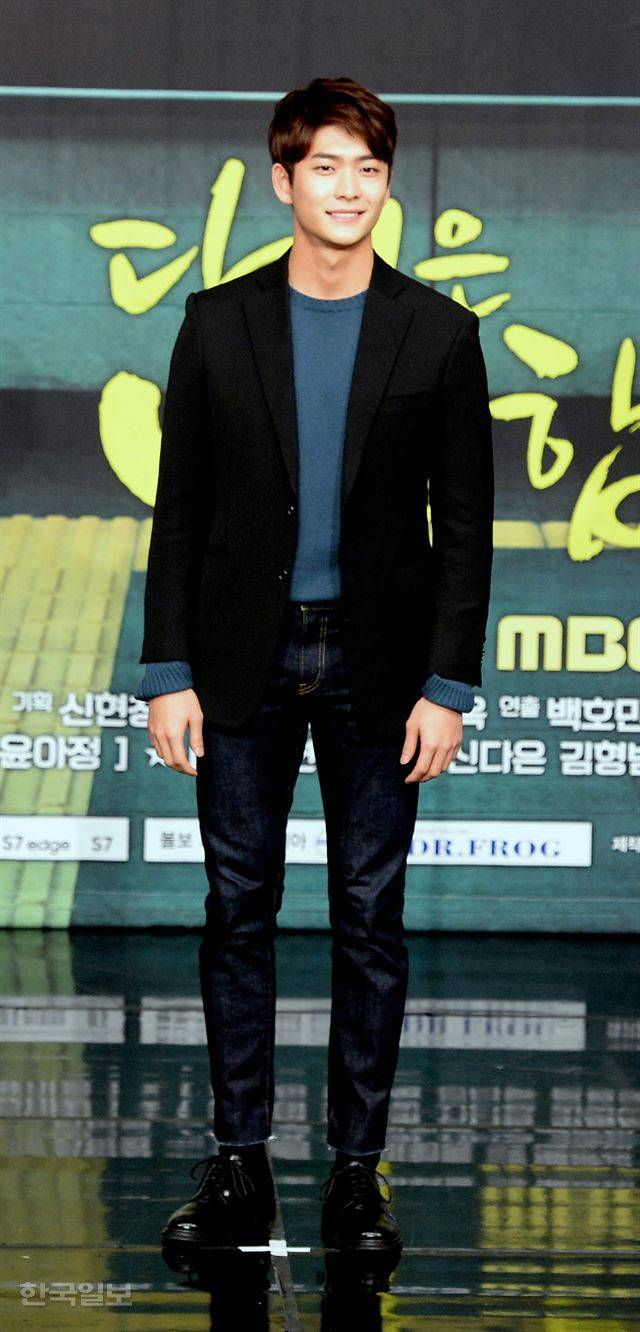 배우 강태오가  28일 오후 서울 마포구 상암 MBC 골든 마우스홀에서  MBC 주말드라마 '당신은 너무합니다' 제작발표회 포토타임에 포즈를 취하고 있다. 김종진 인턴기자