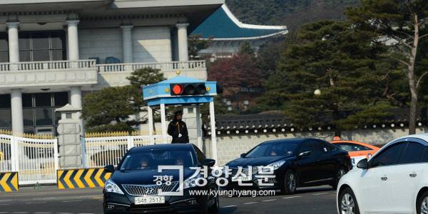 돌아가는 특검 = 지난 2월3일 청와대의 거부로 압수수색에 실패한 박영수 특별검사팀 소속 검사와 수사관들이 차량을 타고 청와대에서 철수하고 있다. /김영민 기자 viola@kyunghyang.com