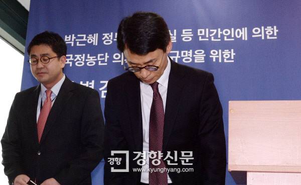 박근혜정부의 최순실등 민간인 국정농단을 수사한 박영수특검의 수사종료일인 28일, 서울 강남구 대치동 특검 사무실에 이규철 특검 대변인이 마지막 정례 브리핑과 취재진에 인사하고 있다. /김기남 기자 kknphoto@kyunghyang.com