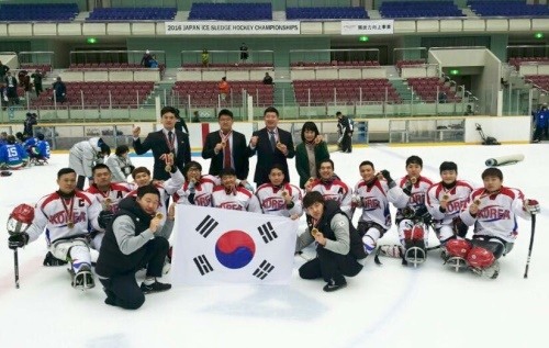 2016 아이스슬레이지하키 일본 나가노컵에서 금메달을 따낸 한국팀. 오른쪽에서 네 번째가 정승환이다.