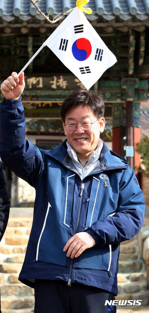 【광주=뉴시스】신대희 기자 = 이재명 성남시장이 1일 오전 광주 동구 무등산 문빈정사에서 시민들에게 태극기를 흔들며 인사하고 있다. 2017.03.01.    sdhdream@newsis.com