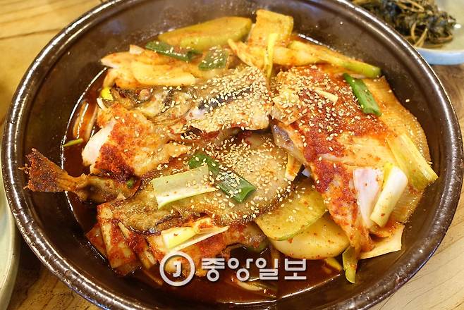 속초 청호동 아바이마을에 자리잡은 음식점 ‘옥이네밥상’의 대표음식은 생선찜(4만/4만5000원)이다. 항아리 뚜껑에 담아서 내온다.