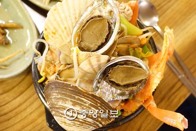 전복해물뚝배기(1만8000원).