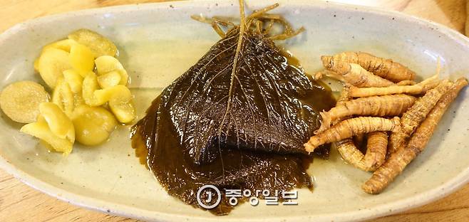 ‘옥이네밥상’의 기본 반찬. 장아찌 3종(매실·깻잎·더덕).