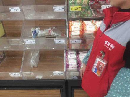 1일 중국 최대 스낵 제조업체인 웨이룽이 공식 웨이보 계정을 통해 전 중국 내 롯데마트에서 자사 제품을 철수한다고 밝히면서 실제로 제품을 철수한 상황을 찍어 공개한 사진. 중국 정부는 고고도미사일방어체계(THAAD·사드) 부지를 제공한 롯데에 대해 관영 매체를 이용한 불매 운동 등 보복조치에 나섰다. 웨이보 캡처