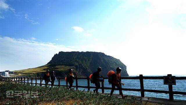 제주는 느리고 여유로운 삶을 꿈꾸는 사람들에게 최고의 대안이었으나, 이주인구가 너무 몰리면서 정주환경이 악화됐다. 제주 수마포에서 물질을 마치고 이동중인 해녀들. 제주=최흥수기자 choissoo@hankookilbo.com