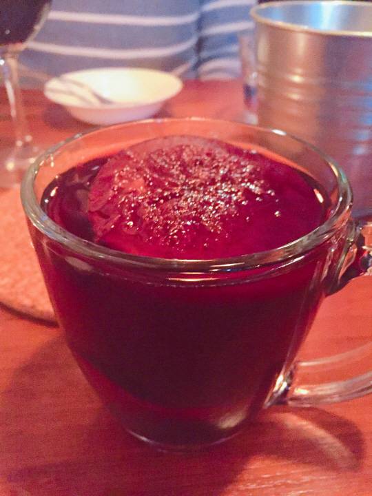 뜨거운 와인이라는 뜻의 뱅쇼는 신선한 과일과 함께 와인을 데운 과일차같은 음료다. 유럽에선 와인의 항산화성분과 과일의 풍부한 비타민덕분에 감기예방을 위해 마시는 건강 음료로도 꼽힌다. 저 고운 빛깔의 자태를 보라. 술을 못마시는 사람들에겐 완전 취향저격! 프랑스 느낌을 만끽하고 싶다면 뱅쇼나 와인을 꼭 한잔씩 시키는 것을 추천한다.