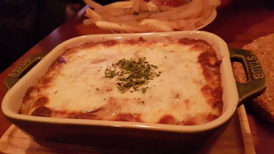 이 가게의 가장 큰 단점이 있다면 대기시간이 길다는 점과 요리가 나오는 시간이 좀 걸린다는 것이다. 약 15분 정도 걸려 도피네식 감자그라탕이 나왔다.(배가 매우 고픈 상태였기 때문에 조금만 더 지체됐으면 까칠+예민해졌을 것 같다.) 접시부터 뭔가 맛있음이 느껴진다.