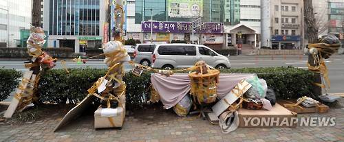 (부산=연합뉴스) 김선호 기자 = 소녀상 설치 찬반을 둘러싼 시민 사이에 차량 추격전이 벌어지는 등 갈등이 도를 넘고 있다. 4일 부산 동구 일본영사관 앞 소녀상 인근이 소녀상 이전을 주장하는 남성이 갖다놓은 쓰레기로 어지럽다. 2017.3.4      wink@yna.co.kr