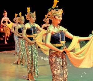 프람바난 사원에서 열리는 전통공연.