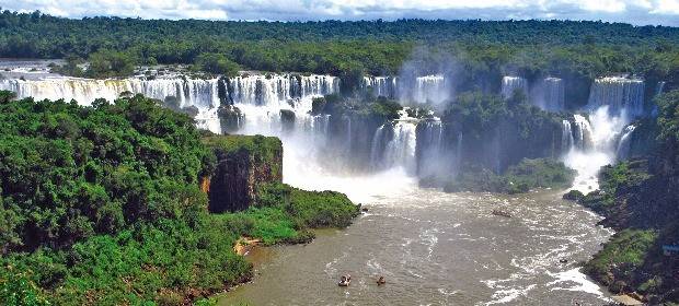 이구아수 폭포의 웅장한 모습.