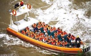 폭포의 코앞까지 다가갈 수 있는 보트투어.