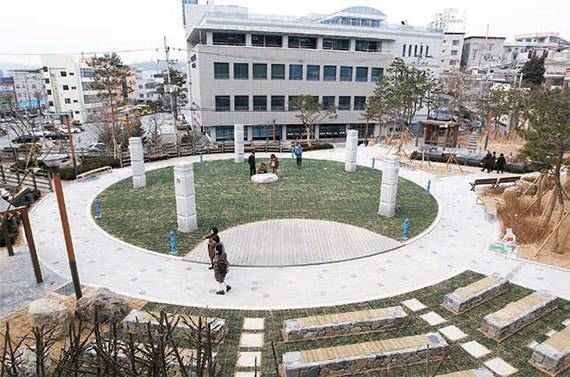 성당과 교회 사이에 조성된 ‘화성공원’. 종교타운에 동거 중인 5대 종교의 심벌을 돌기둥에 새기고 미니어처를 만들었다. [안동=프리랜서 공정식]