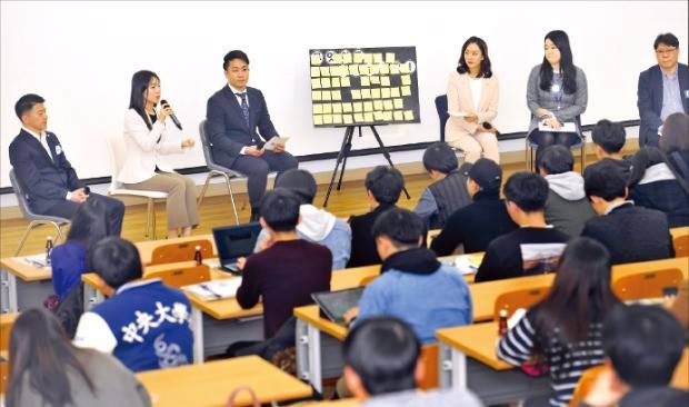 지난 3일 서울 중앙대에서 열린 ‘한경 전력공기업 잡콘서트’에 온 인사담당자들이 학생들의 질문에 답하고 있다.  이승재  한경매거진  기자  fotoleesj@hankyung.com