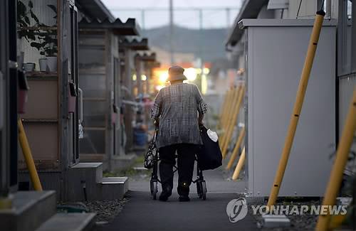 (도쿄=연합뉴스) 김병규 특파원 = 일본 정부가 지난 2011년 3월 후쿠시마(福島) 제1원전 사고 이후 지역 부흥에 총력을 기울이고 있지만, 피난지시가 해제되면 고향에 돌아가겠다고 생각하는 사람이 크게 줄어들고 있는 것으로 나타났다.       8일 일본 부흥청이 피난지시 지역 주민을 대상으로 실시한 여론 조사 결과를 보면 도미오카마치(富岡町), 후타바마치(雙葉町), 나미에마치(浪江町), 이타테무라(飯館村), 가와마타마치 등 5개 자치단체의 주민 중 "(사고 전 살던 곳으로) 귀환하지 않겠다"고 답한 비율이 2년 전 조사때에 비해 4~8%포인트 가량 증가했다.       사진은 2014년 9월 일본 미야기 현의 한 가설주택 단지에서 걸어가는 노인의 모습. 2017.3.8