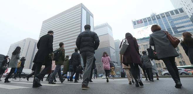 2017년 새해 첫 월요일인 2일 오전 서울 광화문 사거리에서 출근길에 나선 시민들이 발걸음을 옮기며 일터로 향하고 있다. 박종식 기자 anaki@hani.co.kr