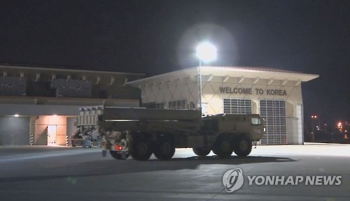(서울=연합뉴스) 한미 양국 군 당국이 고고도미사일방어체계(사드)의 주한미군 배치작업을 전격적으로 시작했다.      국방부는 "대한민국과 미국은 한반도에 사드체계를 배치한다는 한미동맹의 결정을 이행하기 위해 노력해왔으며 그 결과 사드체계의 일부가 한국에 도착했다"고 7일 밝혔다. 2017.3.7 [연합뉴스TV 캡처]      photo@yna.co.kr