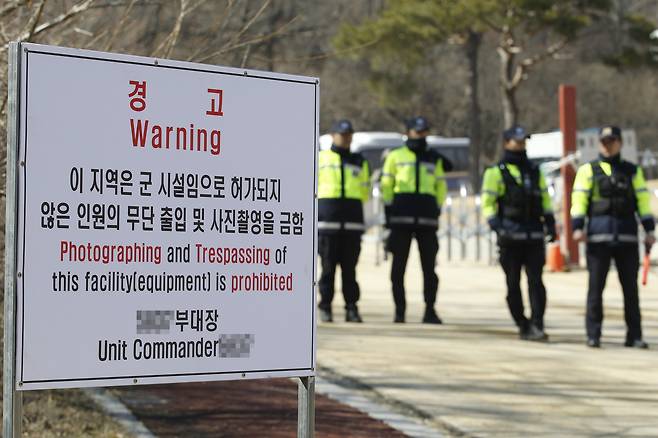 고고도미사일방어(THAADㆍ사드) 체계 발사대 2기와 일부 장비가 지난 6일 오후 C-17 항공기 수송기편으로 경기도 오산 미군공군기지에 도착했다. 7일 사드가 들어설 경북 성주군 롯데스카이힐 성주CC(성주골프장) 입구에서 군과 경찰이 출입을 통제하고 있다. 옆에 경고문이 붙어 있다. 성주=프리랜서 공정식