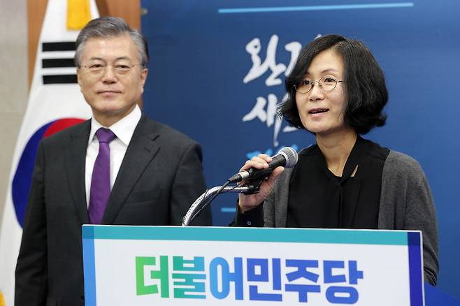 문재인 더불어민주당 대선 예비후보의 영입 인사인 여성학자 권인숙 명지대 교수가 8일 오전 서울 여의도 더불어민주당 당사 브리핑룸에서 기자회견을 갖고 영입 소감을 밝히고 있다. 2017.3.8