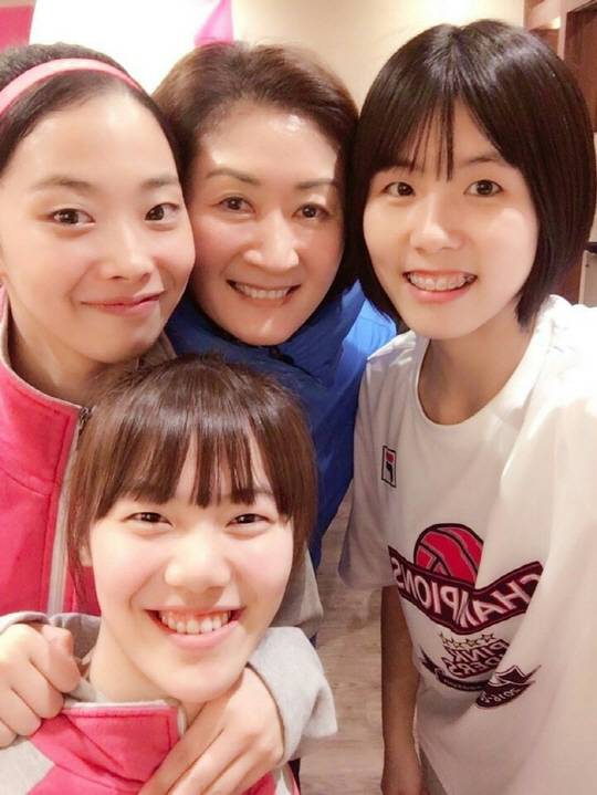 7일 박미희 흥국생명 감독(뒷줄 가운데)이 정규리그 우승 확정 뒤 선수들과 환하게 웃고 있다. 사진제공=흥국생명