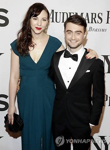 영화배우 에린 다크(왼쪽)과 다니엘 래드클리프/사진=연합뉴스