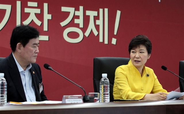 2014년 최경환(왼쪽) 당시 부총리 겸 기획재정부 장관과 박근혜 전 대통령. 고영권 기자