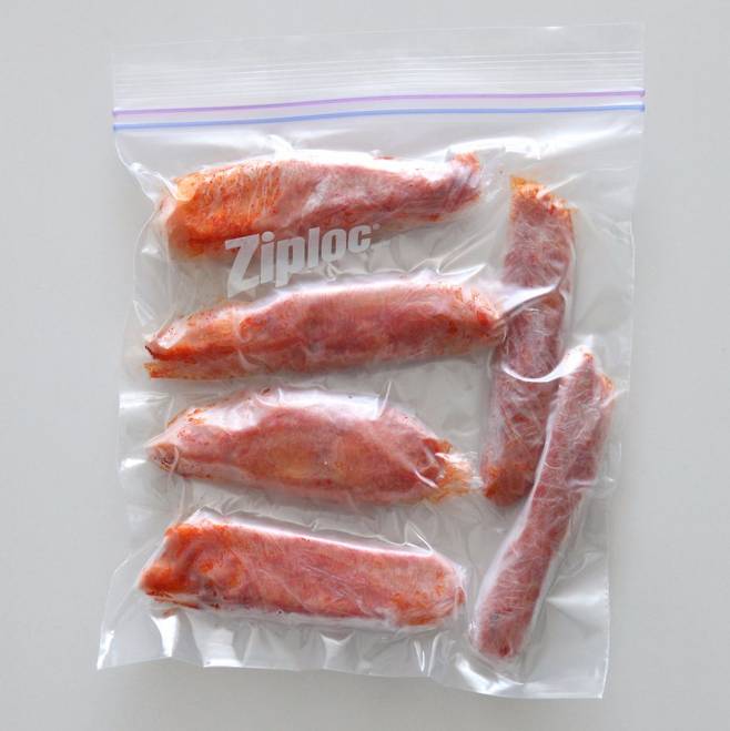 용기에 가득 넣은 명란젓은 해동해 먹기 힘들다. 지퍼백에 하나씩 독립적으로 떨어트려 놓은 후 공기를 빼내 진공포장을 해 놓는다. [사진 '3배속 살림법']