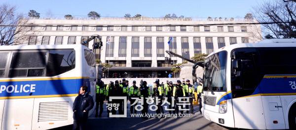 박근혜 대통령 탄핵 심판 선고일인 10일 오전 서울 종로구 헌법재판소 인근이 경찰의 ‘갑’호 비상령과 함께 삼엄한 경비와 통제가 이루어지고 있다. 김기남 기자 kknphoto@kyunghyang.com