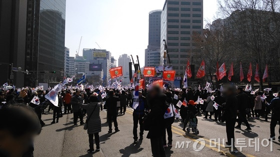 11일 오후 2시 서울 중구 대한문 앞에서 '대통령 탄핵 기각을 위한 국민총궐기 운동본부'가 제1차 국민저항운동 태극기 집회를 열었다./ 사진=윤준호 기자