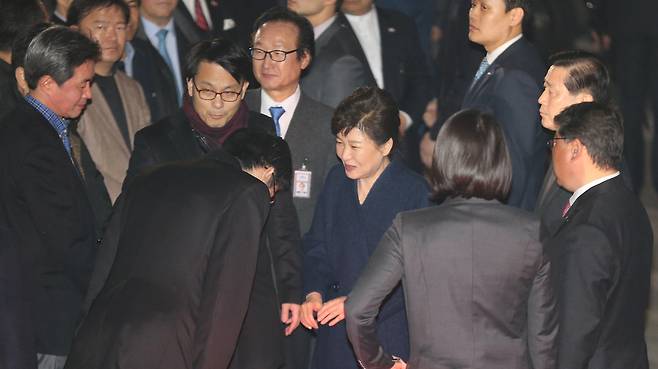 12일 저녁 서울 삼성동 자택 앞에 도착한 박근혜 전 대통령이 친박 정치인 및 지지자들과 인사하고 있다. 김경호 선임기자 jijae@hani.co.kr