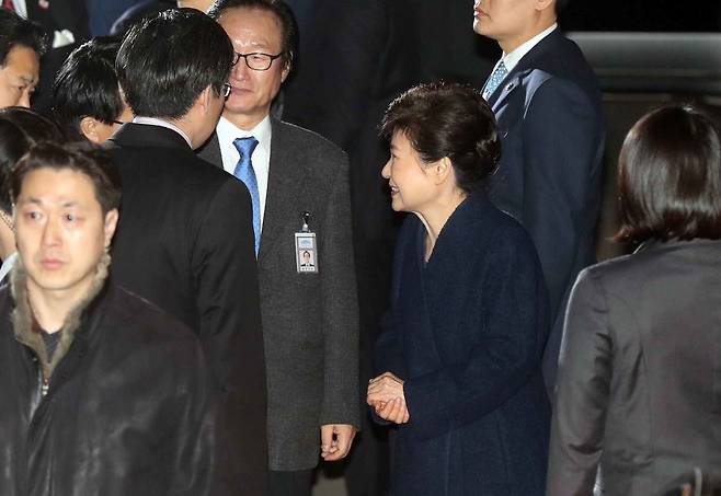 박근혜 전 대통령이 12일 서울 삼성동 사저에 도착해 지인들과 인사를 나누고 있다.2017.03.12 사진공동취재단
