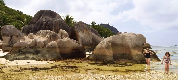 곡선이 아름다운 화강암과 바다가 어우러진 라디그 섬의 ‘앙스 수스 다정’ 해변.