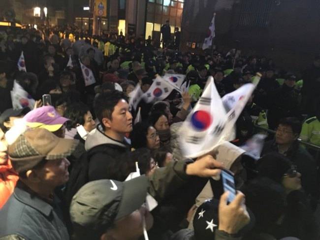 박 전 대통령이 나타나자 마중을 나온 친박 단체 회원들이 “영원한 대통령” 등의 구호를 외치고 있다. 홍태화 기자/th5@heraldcorp.com