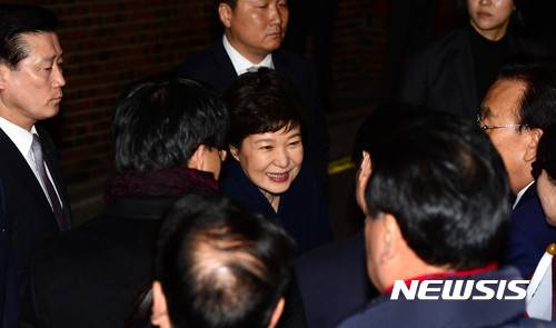 【서울=뉴시스】박주성 기자 = 12일 오후 서울 삼성동 사저에 도착한 박근혜 전 대통령이 지지자들과 웃으며 인사를 나누고 있다. 2017.03.12.   park7691@newsis.com