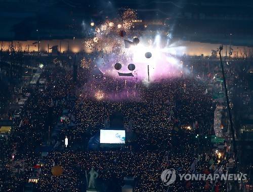 (서울 사진공동취재단=연합뉴스) 11일 서울 광화문광장에서 열린 탄핵 환영 촛불집회에서 참가자들이 폭죽을 쏘아 올리고 있다. 2017.3.11