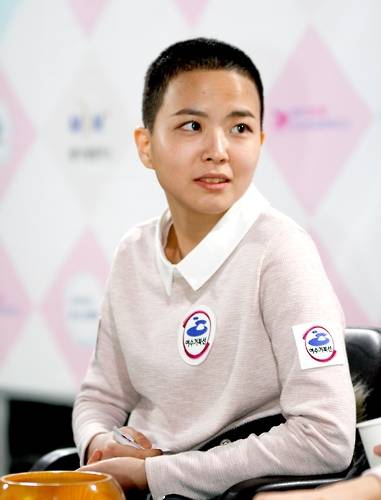 (서울=연합뉴스) 바둑기사 이슬아 4단이 11일 서울 한국기원 바둑TV스튜디오에서 열린 2017 엠디엠 한국여자바둑리그 5라운드 3경기에 짧게 자른 머리로 등장했다. [사이버오로 제공사진=연합뉴스] 2017.3.12 photo@yna.co.kr (끝)