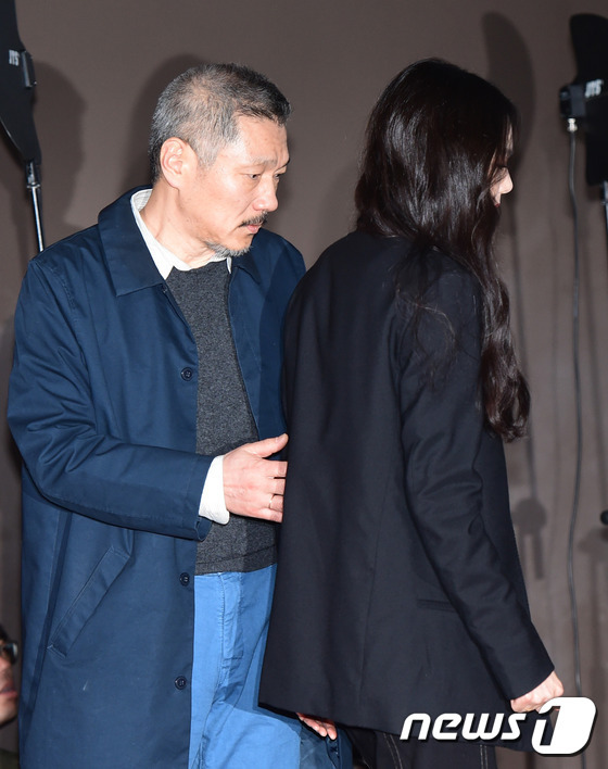 김민희 챙기는 홍상수 감독. © News1스타/ 권현진 기자