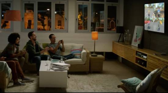 닌텐도는 스위치 광고를 통해 게임이 4인 플레이도 가능하다는 것을 보여줬다. 광고에서 여러 사용자가 TV에 스위치를 연결해 즐기는 모습이다. /유튜브 광고 캡처