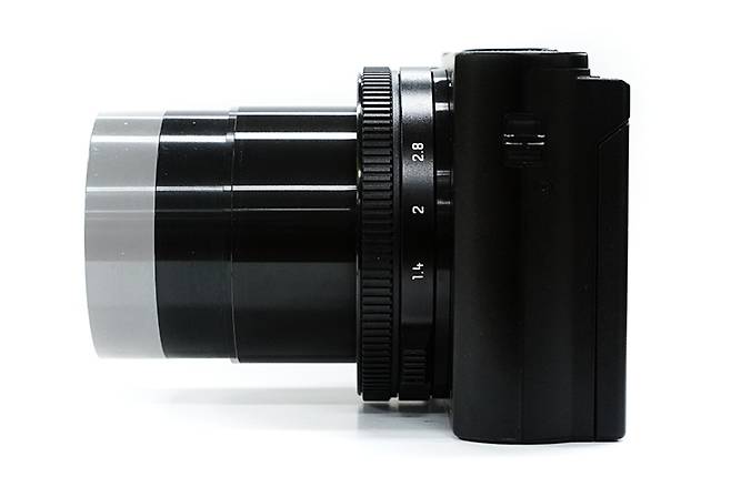 렌즈 경통은 초점거리에 따라 3.3~4.5cm사이에서 돌출된다.