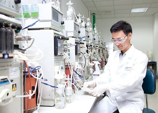 셀트리온은 램시마에 이어 허쥬마, 트룩시마 등 항체 바이오시밀러 제품을 확보했다. 항체 신약에도 도전한다. 사진은 셀트리온 연구원의 연구 장면.