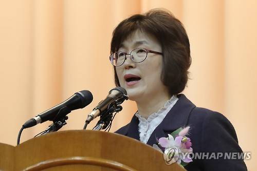 (서울=연합뉴스) 이상학 기자 = 이정미 헌법재판소장 권한대행이 13일 오전 서울 종로구 재동 헌법재판소에서 열린 퇴임식에서 퇴임사를 하고 있다. 2017.3.13  leesh@yna.co.kr  (끝)