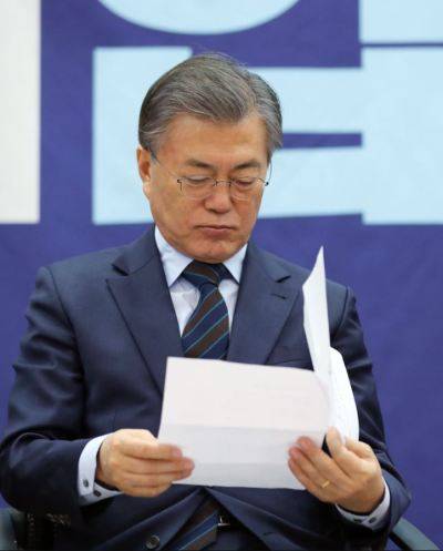 문재인 더불어민주당 전 대표가 13일 오전 국회 의원회관에서 열린 더문캠 일자리위원회 출범식에서 자료를 살펴보고 있다. [사진제공=연합뉴스]