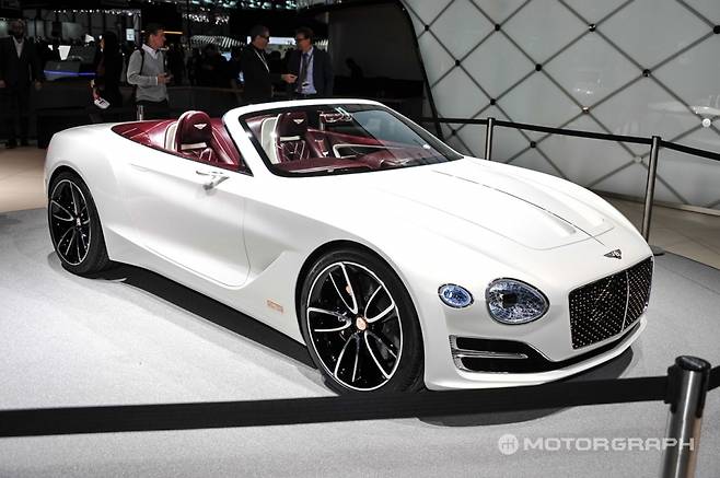 이름은 조금 어렵다. EXP 12 스피드 6e. 2015년 제네바 모터쇼에서 이 차의 쿠페 모델인 EXP 10 스피드 6의 파생 모델이라고 생각하면 쉽다. 고급 요트를 연상시키는 오픈탑 모델이면서, 전기차 파워트레인이 장착된 스포츠카다. 벤틀리 얘기로는 한번 충전하면 프랑스 파리에서 이탈리아 밀라노까지 갈 수 있다고 한다. 둘 사이의 거리는 약 800km에 달한다. (사진=김상영 기자)